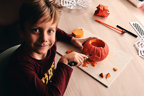 포토 JPG 해외이미지 전통 계절 아들 얼굴 어린이 조각 오렌지 장난 가족 탁자 호박 엄마 휴가 주택 기념 함께함 관리 한명 이벤트 소년 장식 파티 주방 기쁨 할로윈 등불 축하 대접 칼 무서움 자르기 심볼 준비 만들기 잭 DIY 10월 잭오랜턴 핸드메이드 해외포토 1 남자 감정 가구 컨셉 채소 과일 관계 모션 조명 사람 취미 건물 신체부위 날짜 파일형식 이미지허브