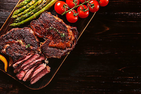 포토 JPG 해외이미지 접시 커플 음식 백그라운드 포크 2 토마토 채소 유리 탁자 기념 발렌타인데이 육류 사랑 스테이크 요리 사람 사람없음 목재 빨간색 빛 식당 와인 식사 저녁식사 어둠 낭만 소고기 흰색 칼 그릴 정상 바비큐 굽기 후추 로즈메리 해외포토 나무 식기 감정 컬러 가구 컨셉 식재료 재료 관계 데이이벤트 재질 주방용품 주류 서양음식 상점 구이 허브 향신료 파일형식 이미지허브