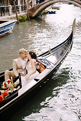 포토 JPG 해외이미지 전신 서양인 여자 남자 웨딩드레스 안기 결혼식 정장 성인 야외 두명 앞모습 마주보기 베네치아 신랑신부 성인만 웨딩촬영 해외포토 외국인 드레스 옷 신부_웨딩 뷰포인트 신랑 결혼 모션 사람 이탈리아 기념사진 파일형식 이미지허브