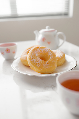 포토 JPG 해외이미지 접시 창문 탁자 실내 사람없음 아웃포커스 도넛 달콤 찻잔 찻주전자 흰배경 해외포토 식기 가구 백그라운드 주전자 디저트 잔 촬영기법 내부 흰색 맛 파일형식 이미지허브