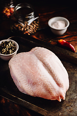 포토 JPG 해외이미지 생고기 사람없음 닭고기 나무쟁반 닭가슴살 통후추 해외포토 쟁반 육류 목재 후추 파일형식 이미지허브