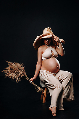 포토 JPG 해외이미지 전신 여자 꽃다발 포즈 의자 검은배경 실내 그림자 한명 들기 앉기 성인 임산부 임신 잡기 밀짚모자 성인여자한명만 해외포토 모자_잡화 1 꽃 가구 백그라운드 모션 사람 내부 검은색 여자한명만 성인여자만 파일형식 이미지허브