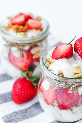 포토 JPG 해외이미지 딸기 실내 사람없음 아웃포커스 흰배경 요거트 그릭요거트 해외포토 백그라운드 과일 유제품 촬영기법 내부 흰색 파일형식 이미지허브