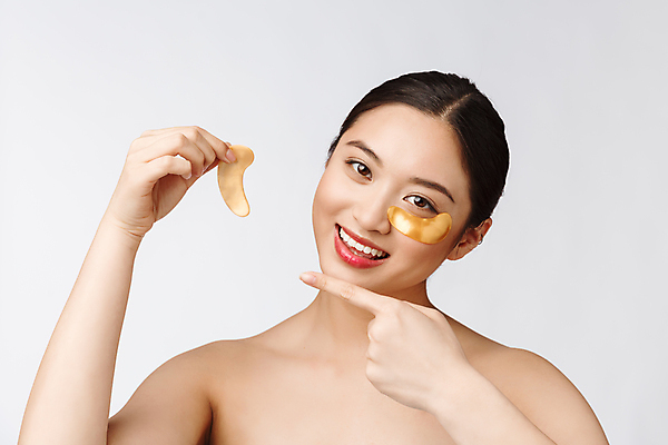 포토 JPG 해외이미지 응시 여자 실내 한명 들기 동양인 상반신 성인 앞모습 뷰티 가리킴 피부관리 흰배경 팩 붙이기 성인여자한명만 해외포토 1 시선 뷰포인트 백그라운드 모션 사람 인종 손짓 내부 화장품 흰색 여자한명만 성인여자만 파일형식 이미지허브