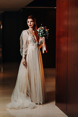 포토 JPG 해외이미지 전신 응시 여자 신부 부케 웨딩드레스 결혼 실내 한명 서기 들기 성인 옆모습 아웃포커스 성인여자한명만 웨딩촬영 해외포토 1 시선 드레스 뷰포인트 꽃다발 모션 촬영기법 사람 이벤트 내부 기념사진 여자한명만 성인여자만 파일형식 이미지허브