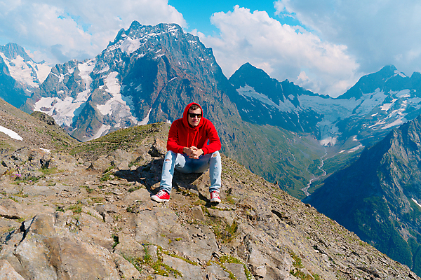 포토 JPG 해외이미지 남자 여유 여행 운동화 컨셉 청소년 하늘 날씨 휴가 휴식 산 한명 앉기 취미 야외 가로 빨간색 선글라스 평화 맑음 자유 모험가 그림 주말 스타일 카피스페이스 해외포토 1 감정 안경 컬러 신발 모션 사람 공백 파일형식 이미지허브