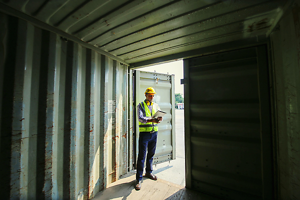 포토 JPG 해외이미지 직업 유니폼 미래 노동자 한명 두명 가로 반사 화물 최고 작업 중앙 감독 계획 상품 안전모 대표 토론 승무원 종업원 배송 경영자 리더 문서 적재 물류 경영 고용 서류판 수입 프로젝트 효율 해외포토 1 옷 컨셉 비즈니스 사람 사무용품 구직 운송업 헬멧 안전장비 채용 파일형식 이미지허브