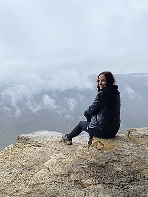 포토 JPG 해외이미지 주간 여자 야생동물 여행 컨셉 청소년 자연 하늘 날씨 한명 앉기 야외 세로 여행객 환경 놀람 트래킹 안개 분위기 가장자리 신비 돌산 배낭여행 그림 주말 지역 흐림 산악지대 뿌연 생태학 해외포토 자연요소 동물 1 교육 감정 모션 레저 산 표정 사람 둘레 생태계 파일형식 이미지허브