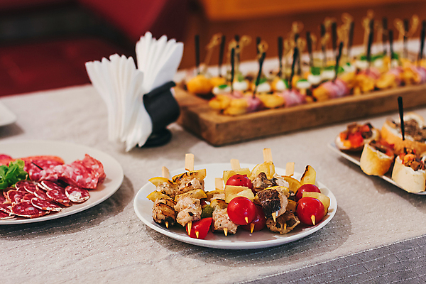 포토 JPG 해외이미지 식기 접시 산업 음식 빵 결혼 비즈니스 유리 탁자 휴가 서브 건강 종류 육류 요리 이벤트 사람없음 장식 파티 요식업 식당 식사 저녁식사 샐러드 식탁보 흰색 축하 신선 고명 고급 우아함 배열 먹기 해산물 서비스 준비 점심식사 뷔페 식욕 맛있는 해외포토 컬러 가구 컨셉 식재료 모션 재질 상점 파일형식 이미지허브