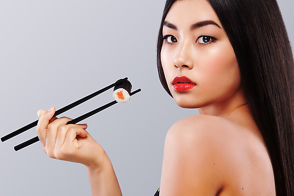 포토 JPG 해외이미지 라이프스타일 손 문화 얼굴 음식 조각 백그라운드 오렌지 젓가락 밥 오이 실내 어류 한명 사람 인종 성인 빨간색 초록색 뷰티 유행 일본 식사 초밥 흰색 입 먹기 해산물 입술 준비 날것 정사각형 치수 서빙 연어 동쪽 해외포토 도형 1 아시아 컬러 채소 과일 모션 수저 내부 생활 신체부위 수중동물 방향 일본음식 파일형식 이미지허브