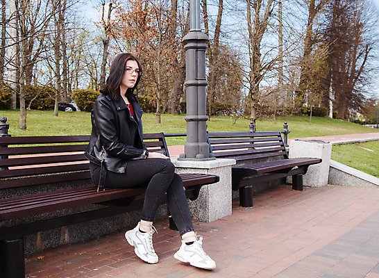 포토 JPG 해외이미지 백인 1 라이프스타일 공원 여자 행복 유럽 안경 벤치 자연 휴식 거리 갈색머리 한명 사람 앉기 성인 야외 초록색 여름 뷰티 유행 맑음 봄 도시 메시지 스타일 해외포토 서양인 헤어스타일 잡화 계절 공공시설 감정 나라 컬러 컨셉 의자 모션 날씨 생활 생태계 파일형식 이미지허브