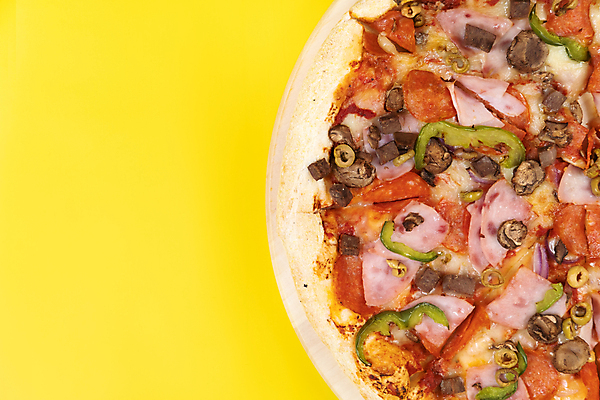 포토 JPG 해외이미지 피자 패스트푸드 실내 사람없음 하이앵글 나무받침 노란배경 카피스페이스 해외포토 뷰포인트 백그라운드 서양음식 내부 목재 노란색 공백 인스턴트 받침대 파일형식 이미지허브