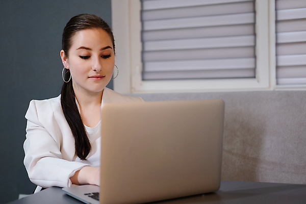 포토 JPG 해외이미지 직업 학생 라이프스타일 여자 행복 인터넷 비즈니스 사업가 노동자 갈색머리 직장 한명 노트북 컴퓨터 사무실 디지털 업무 비즈니스우먼 온라인 경영 고용 프로그래머 프리랜서 해외포토 1 헤어스타일 감정 회사 사람 생활 전자제품 구직 작업 직장인 채용 파일형식 이미지허브