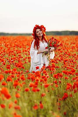 포토 JPG 해외이미지 백인 모자 라이프스타일 계절 여자 꽃 행복 밭 자연 휴식 따뜻함 사람 초원 성인 야외 두명 빨간색 여름 햇빛 뷰티 화환 일몰 기쁨 낭만 자유 양귀비 해외포토 서양인 식물 잡화 감정 컬러 컨셉 농업 생활 태양 노을 생태계 파일형식 이미지허브