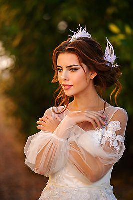 포토 JPG 해외이미지 주간 응시 여자 신부 웨딩드레스 결혼 한명 손짓 상반신 성인 야외 앞모습 아웃포커스 성인여자한명만 웨딩촬영 해외포토 자연요소 1 시선 드레스 뷰포인트 모션 촬영기법 사람 이벤트 기념사진 여자한명만 성인여자만 파일형식 이미지허브