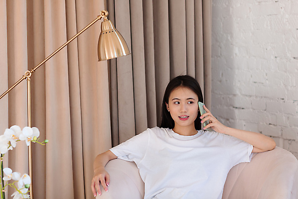 포토 JPG 해외이미지 여자 행복 백그라운드 티셔츠 모바일 아파트 한국 실내 한명 미소 동양인 내부 스마트폰 일본 중국 방 흰색 긍정 리빙 고립 해외포토 1 감정 아시아 컬러 컨셉 셔츠 주택 표정 사람 인종 핸드폰 스마트기기 파일형식 이미지허브