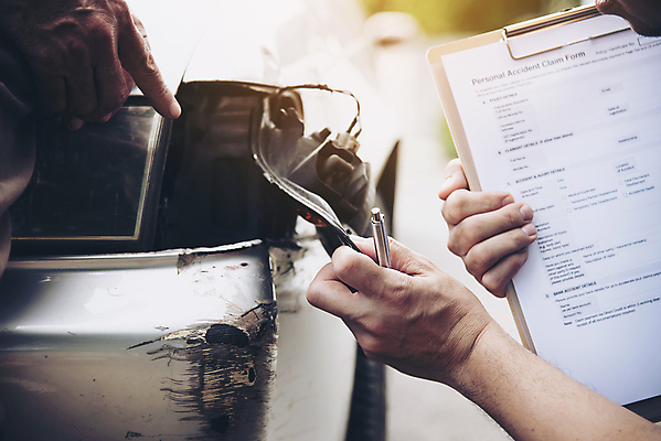 포토 JPG 해외이미지 1 손 남자 종이 도로 교통시설 자동차 사람 성인 사람없음 카메라 손상 시험 기록 수리 충돌 사건 중개인 보고서 그림 문서 보험 깨짐 돌봄 서류판 자동 장교 적자 주장 해외포토 직업 교육 길 육상교통 교통 컨셉 모션 신체부위 전자제품 사무용품 시설 파일형식 이미지허브