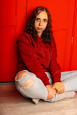 포토 JPG 해외이미지 헤어스타일 응시 여자 여유 벽 포즈 청소년 휴식 바닥 갈색머리 실내 한명 사람 앉기 취미 캐주얼 빨간색 평화 방 청바지 개성 성격 스타일 해외포토 1 시선 옷 감정 컬러 컨셉 바지 모션 내부 파일형식 이미지허브