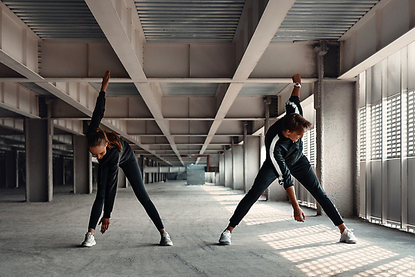 포토 JPG 해외이미지 전신 커플 여자 남자 커플라이프 함께함 실내 허리숙이기 서기 성인 두명 앞모습 운동 손들기 건강관리 스트레칭 주차장 성인만 해외포토 라이프스타일 뷰포인트 컨셉 관계 모션 건강 관리 숙이기 사람 내부 파일형식 이미지허브