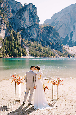 포토 JPG 해외이미지 전신 서양인 여자 남자 부케 웨딩드레스 자연 결혼식 들기 정장 성인 야외 두명 뒷모습 마주보기 손잡기 강가 신랑신부 성인만 웨딩촬영 해외포토 외국인 드레스 옷 신부_웨딩 뷰포인트 꽃다발 신랑 결혼 모션 사람 강 생태계 기념사진 파일형식 이미지허브