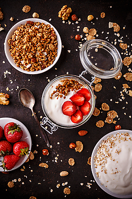포토 JPG 해외이미지 그릇 딸기 검은배경 유리병 실내 사람없음 하이앵글 숟가락 요거트 뮤즐리 그래놀라 해외포토 식기 음식 뷰포인트 백그라운드 과일 병_용기 유제품 수저 내부 검은색 파일형식 이미지허브