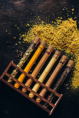 포토 JPG 해외이미지 다이어트 재료 유리 고추 파프리카 건조 요리 사람없음 목재 세트 노란색 주방 항아리 양념 조미료 맛 컨테이너 가루 허브 향신료 유기농 아로마 소금 향료 향 레시피 후추 카레 모음 성분 생강 시나몬 정물화 강황 해외포토 나무 식물 웰빙 산업 음식 컬러 컨셉 채소 식재료 재질 건강 한글 도자기 그림 향기 냄새 향미료 파일형식 이미지허브