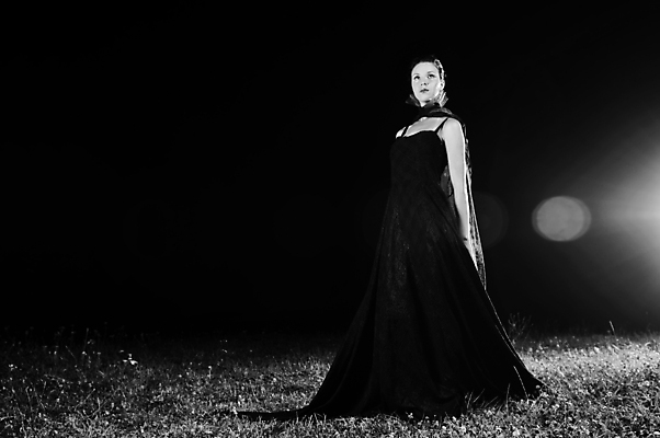 포토 JPG 해외이미지 모델 1 응시 드레스 여자 행복 얼굴 포즈 결혼 백그라운드 결혼식 천사 갈색머리 사랑 미소 사람 성인 사람없음 빨간색 뷰티 유행 검은색 어둠 낭만 흰색 가운 우아함 야간 악마 공상 베일 흡혈귀 스타일 해외포토 자연요소 헤어스타일 시선 옷 감정 컬러 컨셉 표정 이벤트 신체부위 파일형식 이미지허브