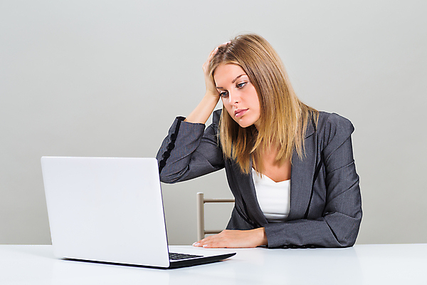 포토 JPG 해외이미지 스튜디오촬영 백인 여자 비즈니스 무선통신 피곤 한명 앉기 성인 노트북 컴퓨터 사무실 독서 회색 분노 짜증 흰색 비즈니스우먼 이메일 좌절 책상 고민 경영자 업무과다 비서 문제 예복 긴장 불만 부정적 심각 우울증 카피스페이스 해외포토 서양인 직업 1 옷 감정 컬러 가구 컨셉 통신 모션 실내 사람 전자제품 공백 업무 직장인 질병 리더 파일형식 이미지허브