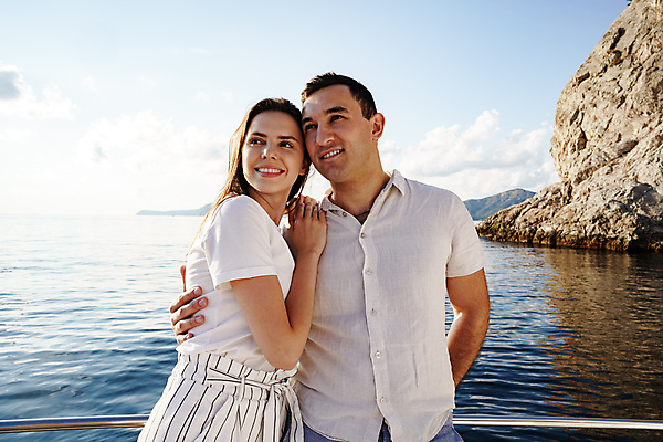 포토 JPG 해외이미지 주간 백인 커플 응시 여자 남자 바다 여행 허리손 요트 포옹 함께함 상반신 성인 야외 두명 앞모습 옆모습 여름휴가 바캉스 성인만 어깨에손 해외포토 자연요소 서양인 시선 뷰포인트 포즈 컨셉 배_교통 관계 안기 모션 휴가 사람 파일형식 여름_계절 이미지허브