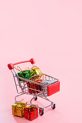 포토 JPG 해외이미지 크리스마스 실내 크리스마스선물 사람없음 선물상자 쇼핑 쇼핑카 미니어처 오브젝트 분홍색배경 해외포토 기념일 분홍색 백그라운드 선물 내부 상자 모형 카트 파일형식 이미지허브