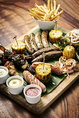 포토 JPG 해외이미지 접시 유럽 음식 새우 육류 사람없음 목재 세트 식사 치킨 소고기 시골 신선 소시지 그릴 바비큐 유기농 섞기 스타일 해외포토 나무 식기 웰빙 나라 식재료 재료 주방용품 갑각류 가공식품 닭고기요리 파일형식 이미지허브