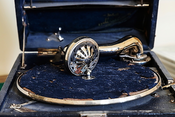 포토 JPG 해외이미지 화분 음악 백그라운드 가족 뿔 사람없음 상자 금속 소리 듣기 장비 수확 골동품 흰색 시간 업무 오픈 클래식 휴대용 신비 향수 오브젝트 복고 축음기 비닐 턴테이블 깨짐 옛날 플레이어 스타일 해외포토 컬러 음향기기 컨셉 농업 관계 모션 재질 문화예술 화장품 작업 파일형식 이미지허브