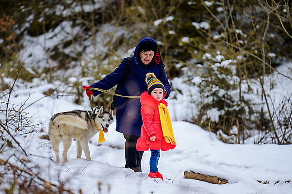 포토 JPG 해외이미지 모자 옷 계절 여자 노년 딸 행복 할머니 얼굴 어린이 겨울 가족 자연 놀이 손녀 사랑 미소 사람 야외 두명 목도리 우정 재킷 추위 작음 은퇴 세대 소통 돌봄 조부모 해외포토 잡화 감정 컨셉 관계 모션 표정 성인 신체부위 친구 외투 크기 손주 생태계 파일형식 이미지허브