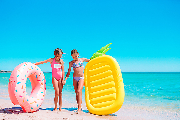 포토 JPG 해외이미지 주간 전신 백인 라이프스타일 여자 수영복 어린이 섬 여행 휴식 해변 야외 두명 앞모습 여름휴가 바캉스 손잡기 잡기 자매 튜브 소녀만 내려보기 해외포토 자연요소 서양인 옷 바다 뷰포인트 컨셉 가족 모션 휴가 사람 생활 여자만 어린이만 파일형식 여름_계절 이미지허브