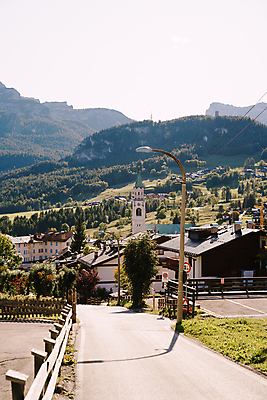 포토 JPG 해외이미지 유럽 여행 자연 휴가 산 주택 사람없음 야외 목재 초록색 파란색 마을 이탈리아 하이킹 흰색 도시 정상 숲 고도 언덕 산등성이 알프스 암초 타운 화창 해외포토 나무 나라 컬러 재료 레저 날씨 건물 생태계 파일형식 이미지허브