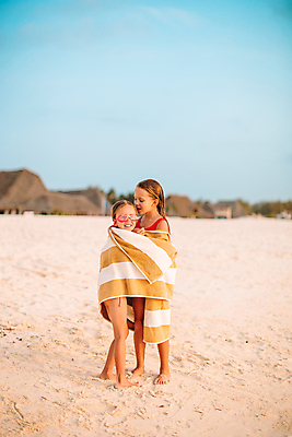포토 JPG 해외이미지 주간 전신 백인 여자 수영복 어린이 안기 휴식 해변 야외 두명 여름휴가 바캉스 담요 물안경 덮기 소녀만 해외포토 자연요소 서양인 옷 바다 컨셉 모션 휴가 사람 수영용품 여자만 어린이만 파일형식 여름_계절 이미지허브