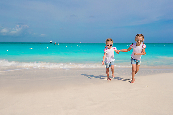 포토 JPG 해외이미지 주간 전신 백인 여자 수영복 어린이 파도 여행 휴식 해변 야외 두명 앞모습 여름휴가 바캉스 선글라스 달리기 손잡기 자매 소녀만 해외포토 자연요소 서양인 옷 안경 바다 뷰포인트 컨셉 가족 모션 휴가 사람 여자만 어린이만 파일형식 여름_계절 이미지허브