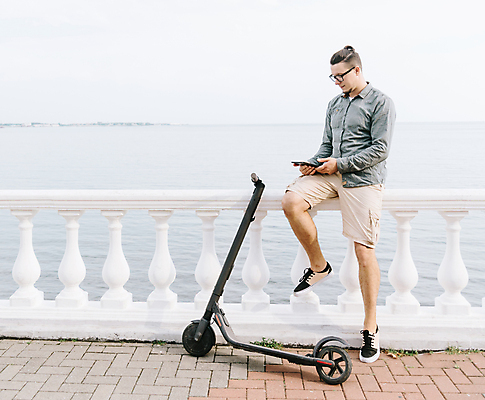 포토 JPG 해외이미지 1 라이프스타일 남자 바다 자연 휴식 한명 사람 앉기 성인 야외 30대 독서 알약 디지털 스쿠터 도시 에코 생태계 해외포토 컨셉 모션 생활 장년 약 환경 오토바이 파일형식 이미지허브