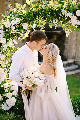 포토 JPG 해외이미지 주간 커플 여자 남자 부케 결혼 결혼식 키스 사랑 들기 상반신 성인 야외 두명 옆모습 마주보기 눈감음 신랑신부 성인만 해외포토 자연요소 감정 신부_웨딩 뷰포인트 꽃다발 신랑 관계 모션 사람 이벤트 애정표현 파일형식 이미지허브