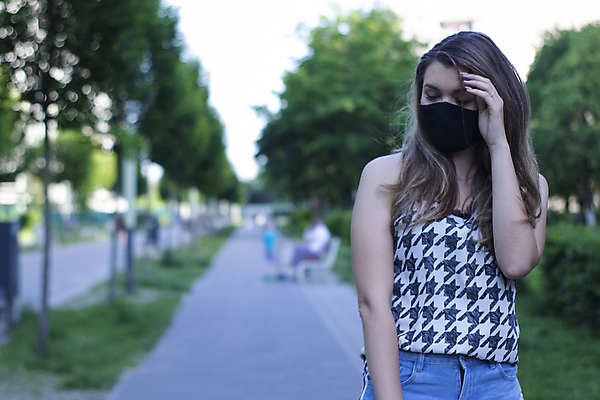 포토 JPG 해외이미지 백인 공원 여자 얼굴 백그라운드 컨셉 티셔츠 반바지 건강 가면 한명 안전 사람 금발 흰색 청바지 호흡기관 바이러스 보호 질병 소프트포커스 무서움 감염 알레르기 돌봄 전염병 해외포토 서양인 1 헤어스타일 공공시설 감정 컬러 셔츠 바지 의학 모션 촬영기법 신체부위 장기_의학 파일형식 이미지허브