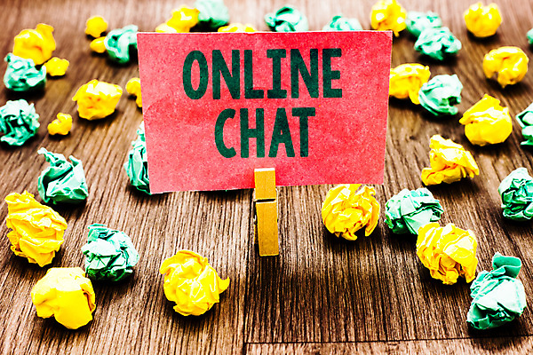 포토 JPG 해외이미지 영어 종이 실내 사람없음 온라인 나무집게 종이뭉치 채팅 나무배경 해외포토 문자 백그라운드 집게 내부 목재 뭉치 파일형식 이미지허브