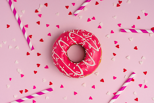 포토 JPG 해외이미지 실내 빨대 사람없음 하이앵글 하트 도넛 분홍색배경 해외포토 모양 뷰포인트 분홍색 백그라운드 디저트 내부 파일형식 이미지허브