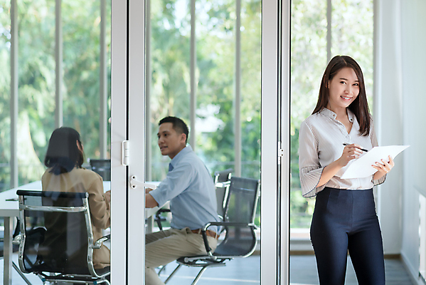 포토 JPG 해외이미지 백인 직업 응시 여자 행복 회사 비즈니스 사업가 통신 탁자 회의 직장 실내 대화 설명 사람 성인 건물 세명 사무실 방 업무 비즈니스맨 비즈니스우먼 계획 토론 종업원 동료 직원 상담 경영자 문서 경영 브레인스토밍 해외포토 서양인 건축물 시선 남자 감정 가구 컨셉 관계 모션 말하기 내부 작업 직장인 리더 파일형식 이미지허브