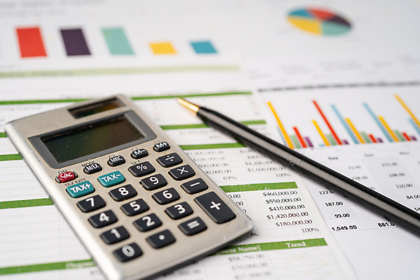 포토 JPG 해외이미지 백인 1 손 산업 종이 비즈니스 성공 그래프 사람 사람없음 그래픽 초록색 금융 경제 사무실 숫자 펜 자료 계산기 성장 흰색 작업 비즈니스우먼 시장 상담원 주식 심볼 분석 보고서 문서 투자 회계 분석가 세금 예산 해외포토 서양인 직업 문자 여자 컬러 컨셉 문구용품 신체부위 필기구 장비 직장인 사무원 파일형식 이미지허브