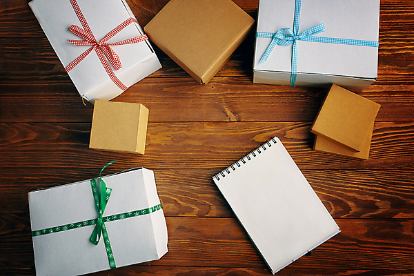 포토 JPG 해외이미지 리본 종이 컨셉 크리스마스 비즈니스 탁자 휴가 설계 아이디어 나선형 선물 사람없음 목재 선물상자 상자 사무실 우주 다이어리 쪽지 축제 공책 놀람 공백 흰색 기록 오픈 작업실 메시지 디자이너 책상 페이지 바인더 시트 패드 스크랩북 정물화 플랫레이 카피스페이스 해외포토 나무 직업 기념일 감정 컬러 가구 무늬 재료 문구용품 표정 사무용품 플랫 그림 파일형식 이미지허브