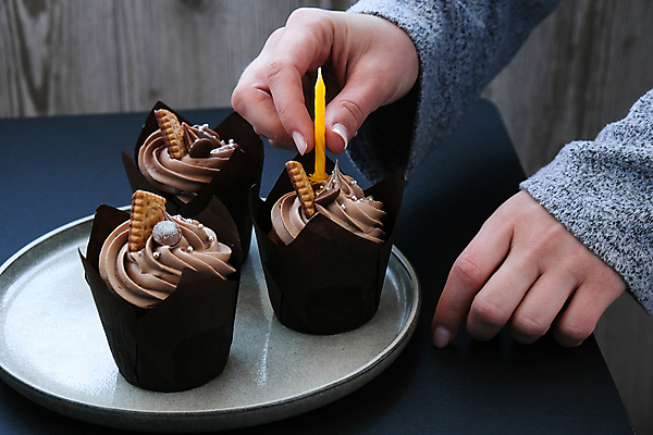 포토 JPG 해외이미지 손 초 디저트 쟁반 신체부위 장식 달콤 컵케이크 꽂음 해외포토 음식 사람 케이크 맛 파일형식 이미지허브