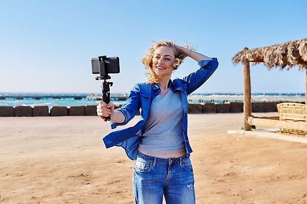 포토 JPG 해외이미지 백인 라이프스타일 여자 행복 바다 40대 중년 여행 컨셉 인터넷 자연 모바일 휴가 대화 한명 사람 야외 물 스마트폰 태양 여행객 중앙 주말 블로거 혼자 해외포토 자연요소 서양인 1 감정 말하기 성인 생활 핸드폰 스마트기기 생태계 파일형식 이미지허브