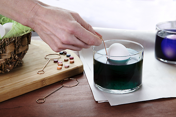 포토 JPG 해외이미지 손 휴가 사람없음 초록색 파란색 노란색 바구니 봄 죽음 액체 부활절계란 염색 해외포토 계절 컬러 부활절 신체부위 계란 파일형식 이미지허브