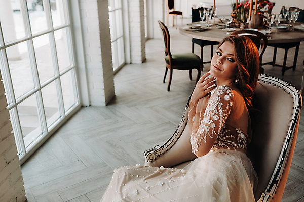 포토 JPG 해외이미지 주간 응시 여자 신부 웨딩드레스 결혼 의자 창문 탁자 실내 한명 미소 앉기 상반신 성인 옆모습 창가 성인여자한명만 웨딩촬영 해외포토 자연요소 1 시선 드레스 뷰포인트 가구 모션 표정 사람 이벤트 내부 기념사진 여자한명만 성인여자만 파일형식 이미지허브