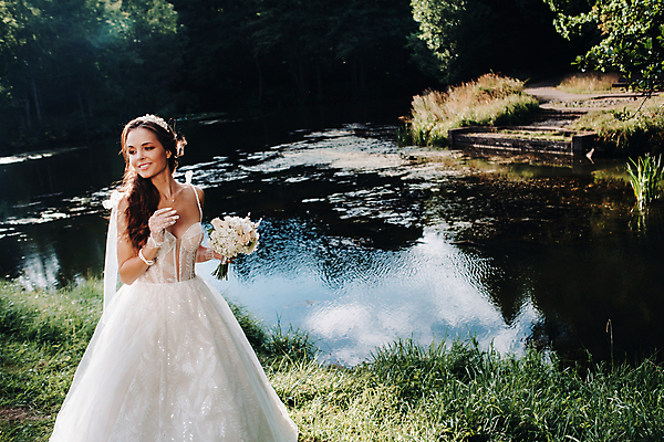 포토 JPG 해외이미지 주간 응시 여자 신부 부케 웨딩드레스 결혼 한명 미소 들기 상반신 성인 야외 앞모습 강가 성인여자한명만 웨딩촬영 해외포토 자연요소 1 시선 드레스 뷰포인트 꽃다발 모션 표정 사람 이벤트 강 기념사진 여자한명만 성인여자만 파일형식 이미지허브